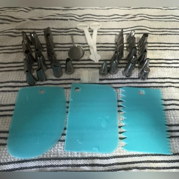 🐳 32 Icing Tip + misc other icing supplies. - Picture 2 of 2